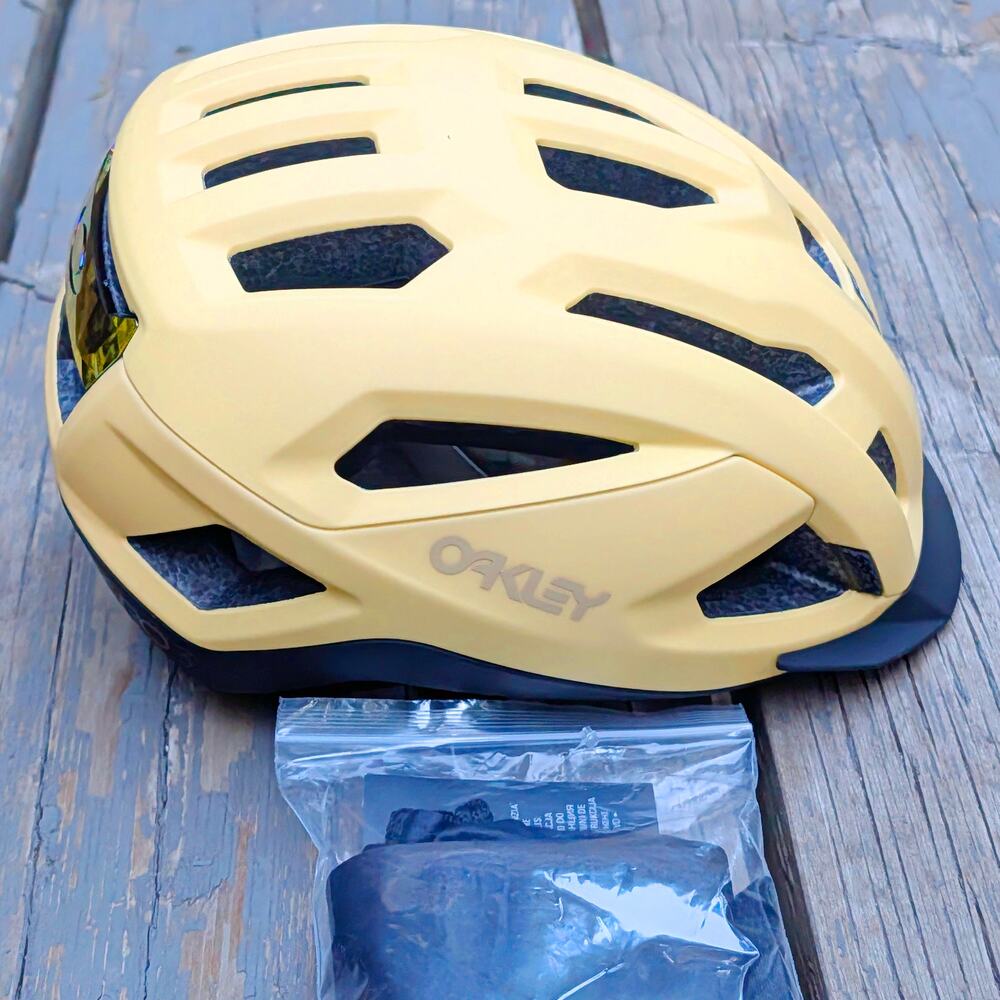 NWT Oakley ARO3 MIPS Cycling Bike Helmet Matte Sand Medium Iridescent Logo